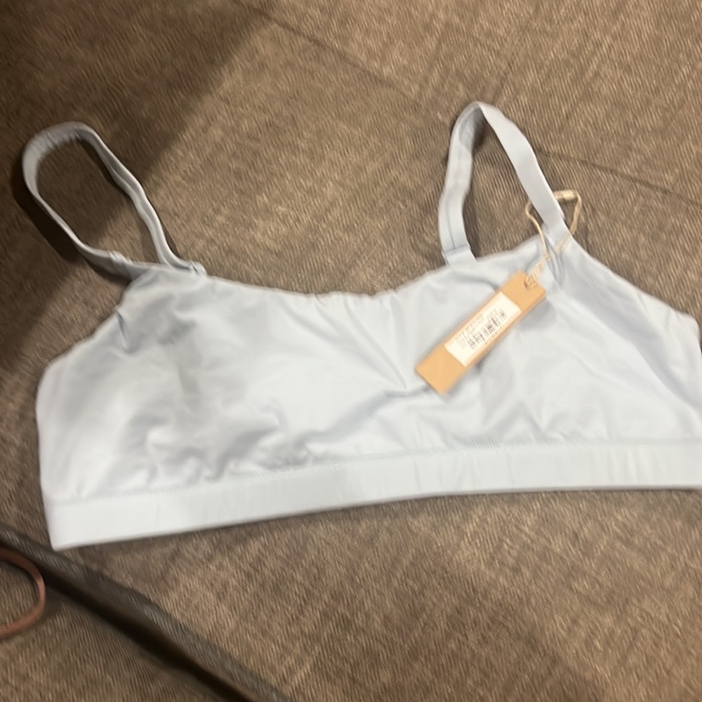 Skims Scoop Neck Bra - Picture 10 of 12